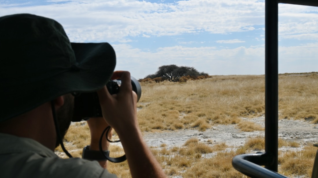 Thomas mit der Kamera im Etosha Nationalpark in Namibia