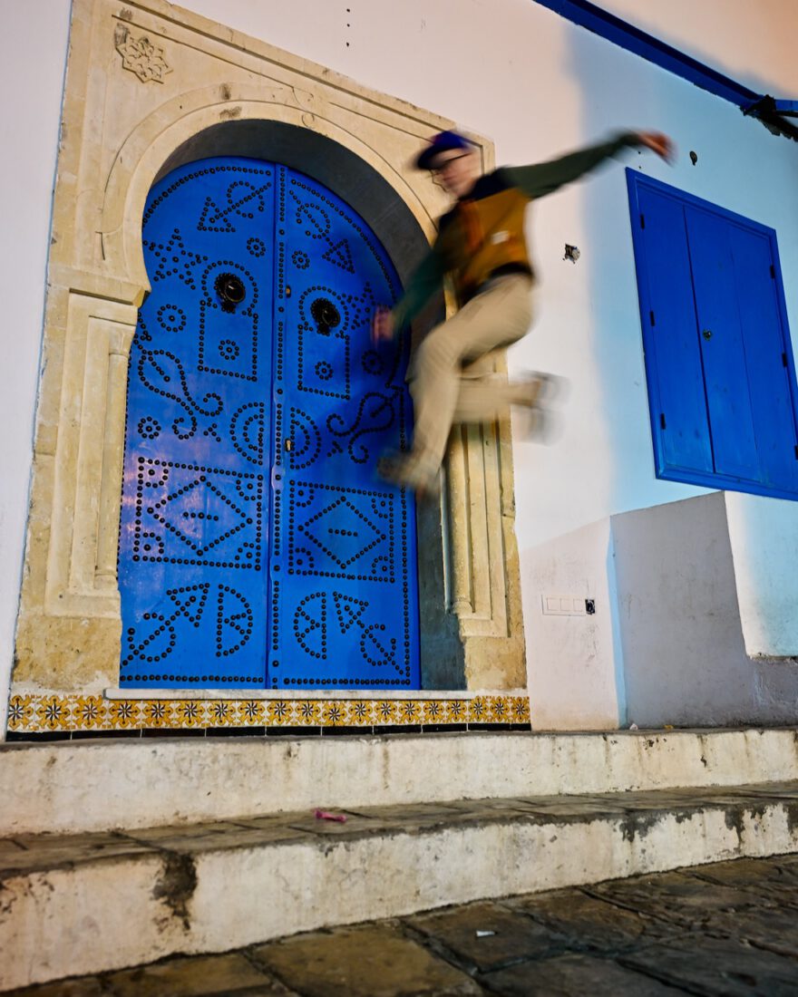 Ben Sprung vor Tür in Sidi Bou Said in Tunesien