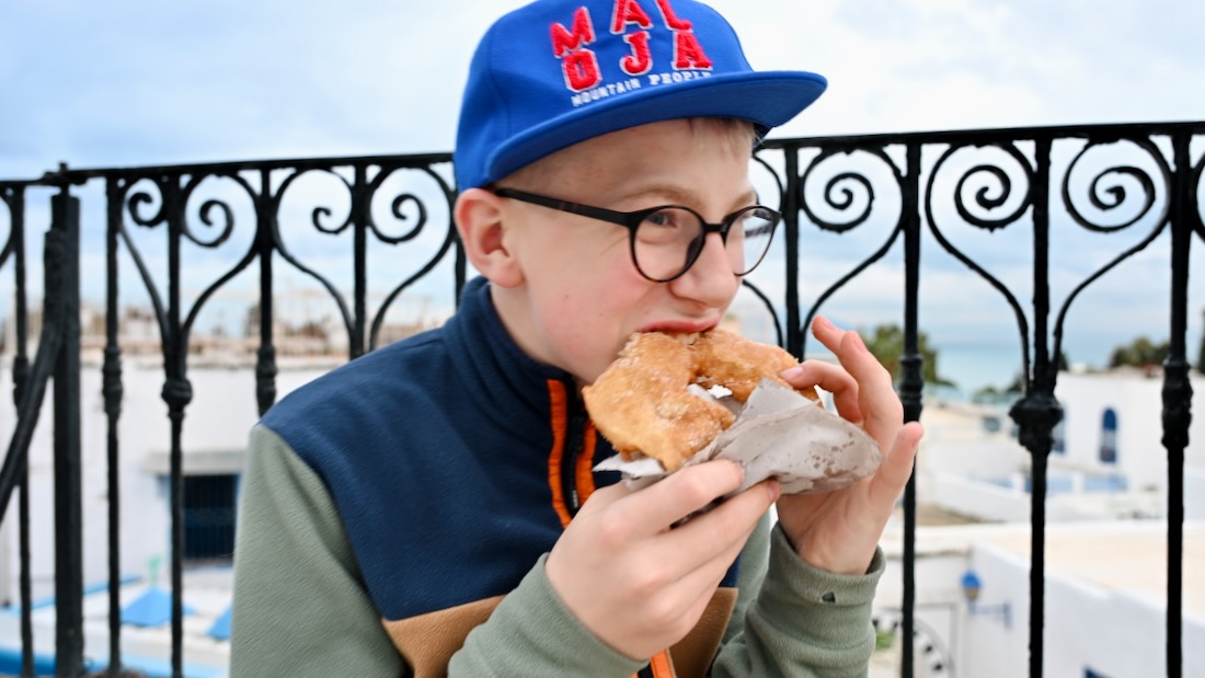 Ben isst Bambalouni in Sidi Bou Said
