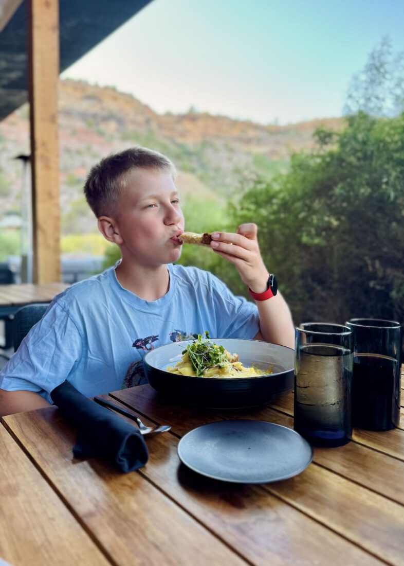 Ben isst im Black Sage Restaurant vom Open Sky Zion