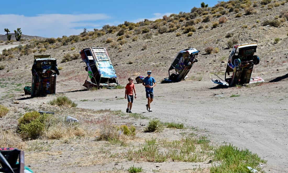 Ben und Flo beim International Car Forest of The Last Church