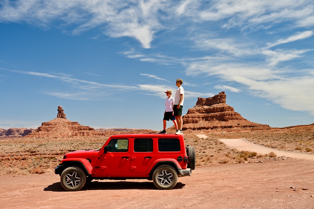 Ben und Flo stehen auf dem Jeep im Valley of the Gods in den USA