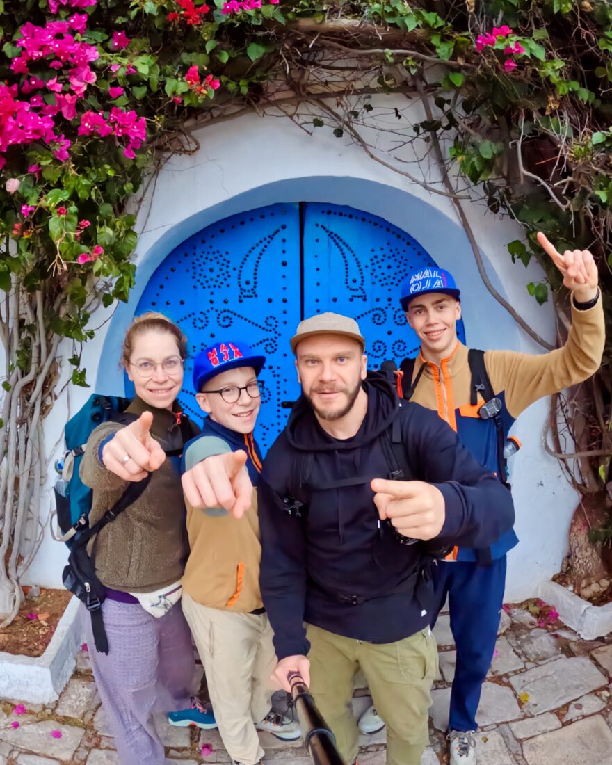 Familie vor Blumentür in Sidi Bou Said