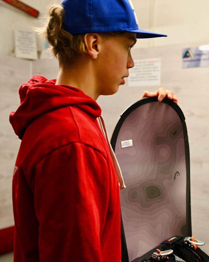 Flo mit dem Snowboard bei Ski Sport Kowarik