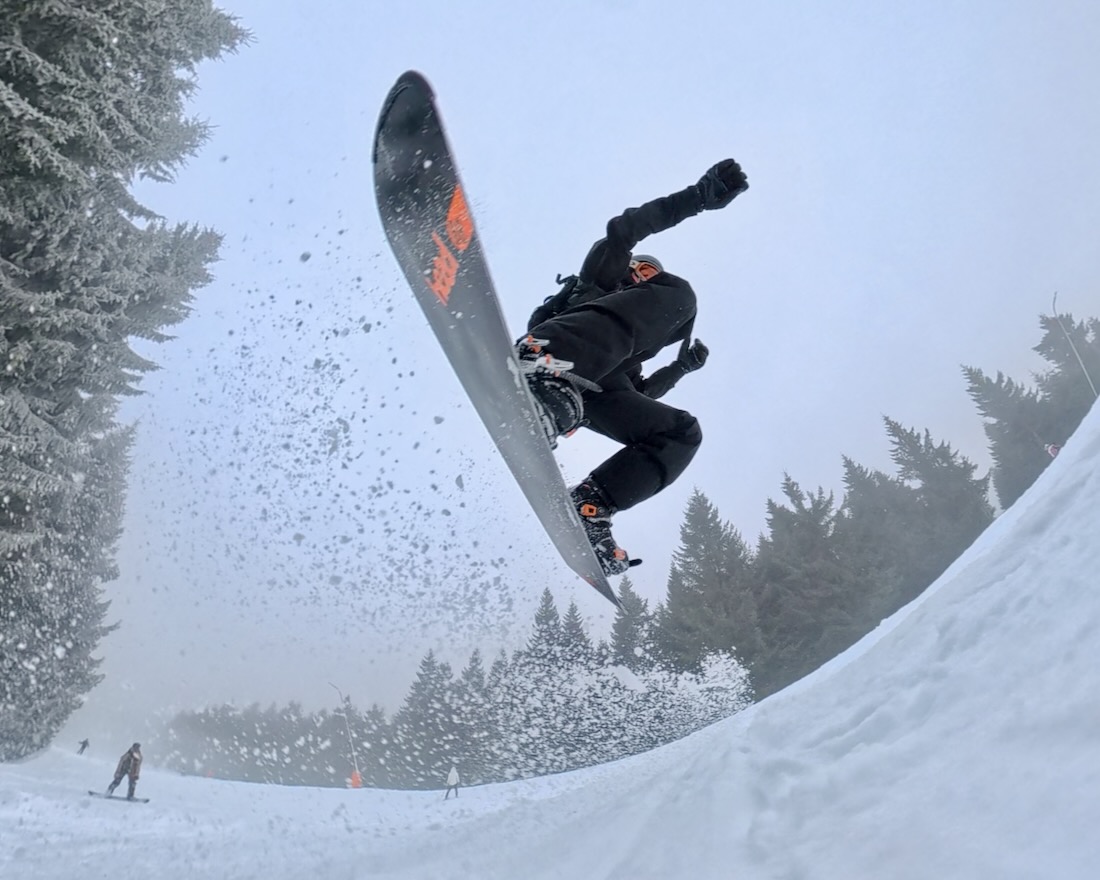 Flo springt mit dem Snowboard am Fichtelberg