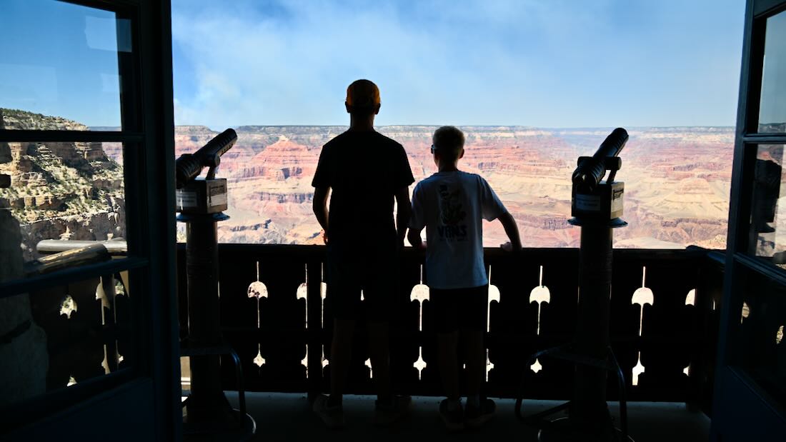 Flo und Ben bei Mary Colter’s Lookout Studio am Grand Caynon