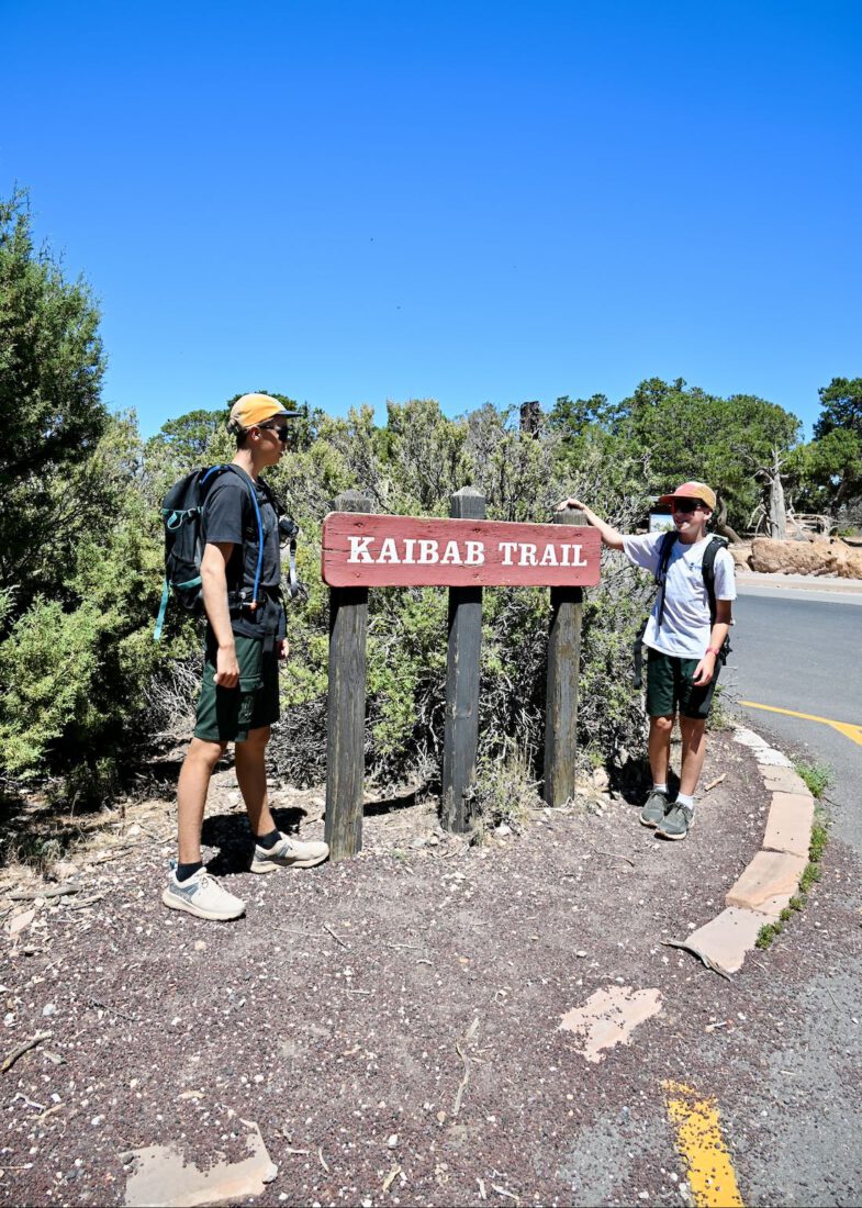 Flo und Ben bei Schild von Kaibab Trail