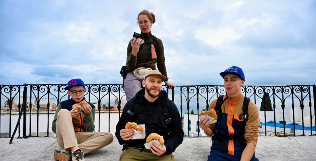 Fravely essen Bambalouni in Sidi Bou Said in Tunesien