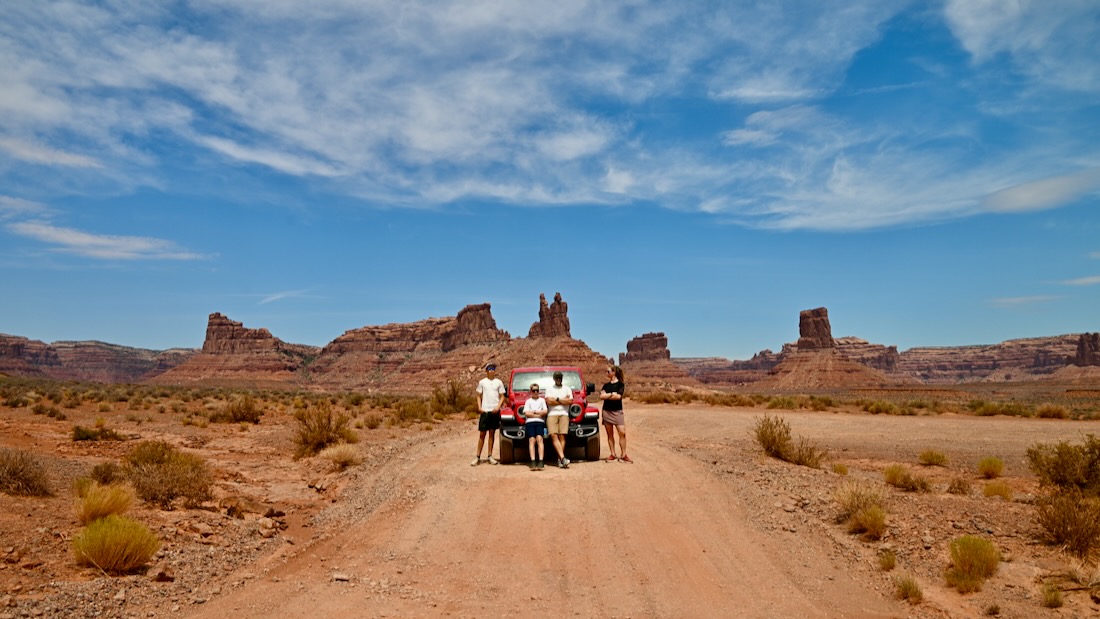 Fravley vor dem Jeep im Valley of the Gods