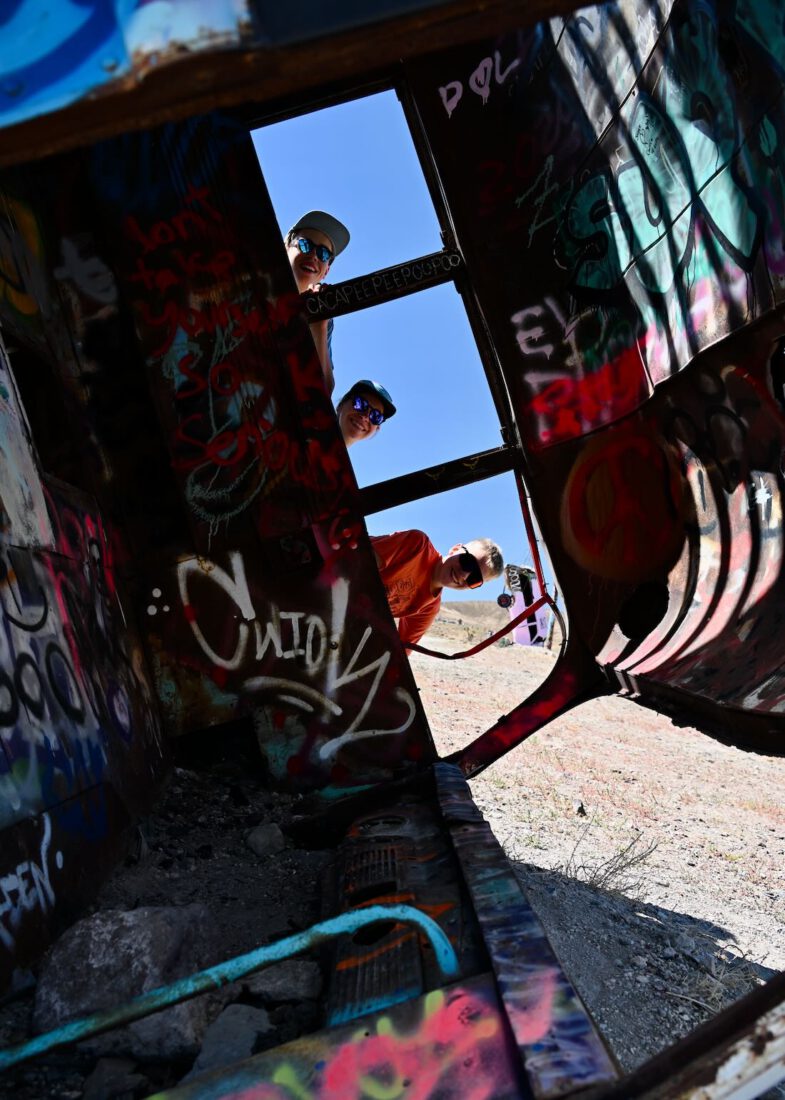 Melanie, Ben und Flo schauen in Bus vom International Car Forest of The Last Church