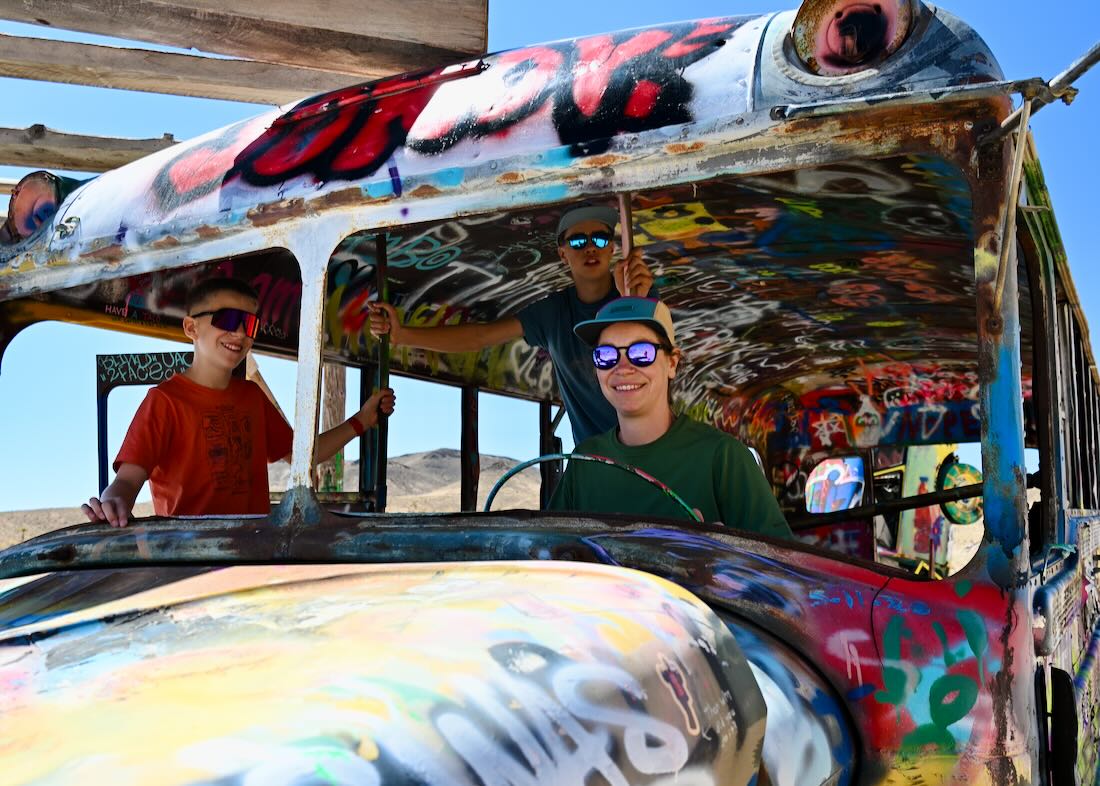 Melanie, Flo und Ben in einem Bus vom International Car Forest of The Last Church