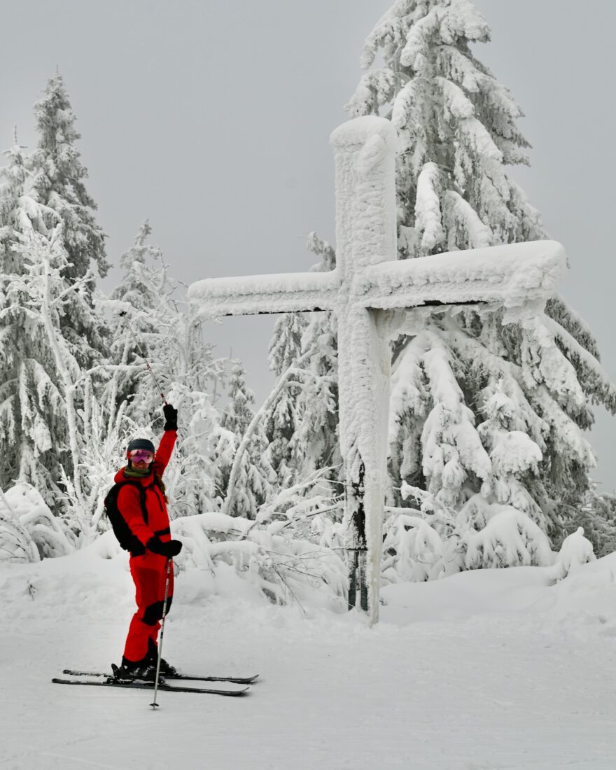 Melanie am Gipfelkreuz vom Ochsenkopf