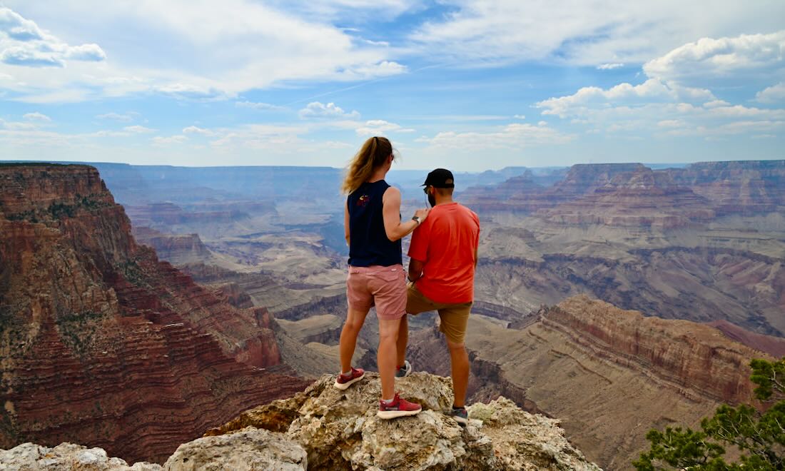Melanie und Thomas blicken auf Grand Canyon
