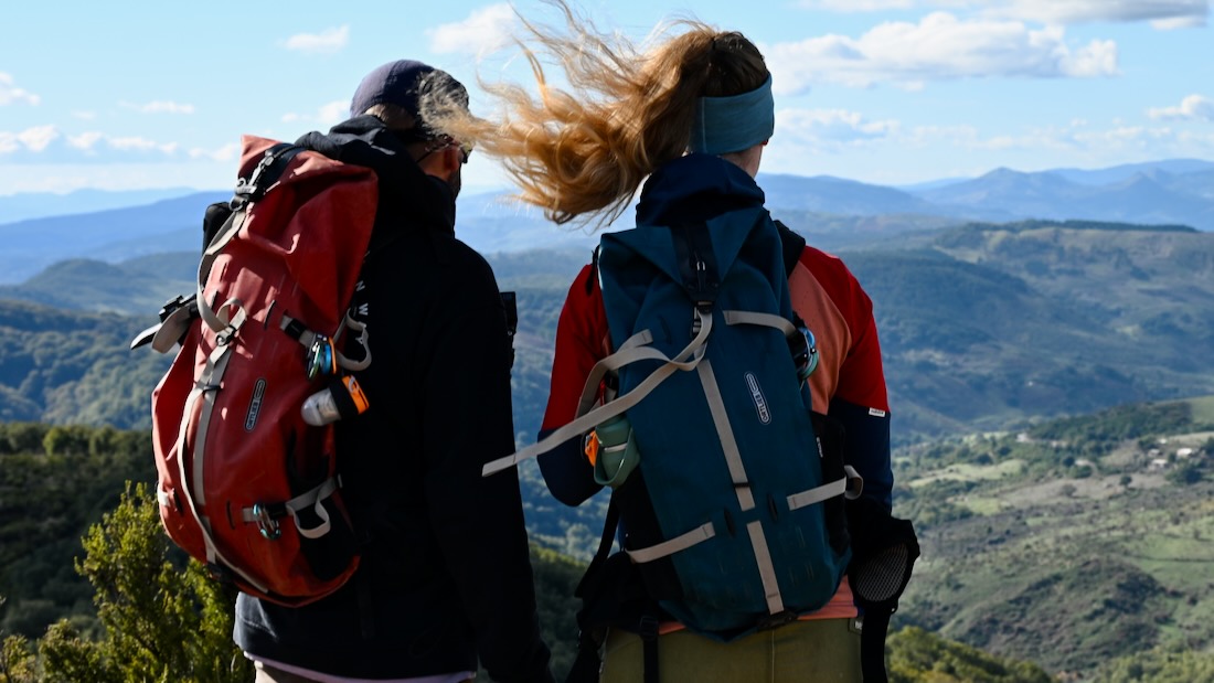 Petzl Tikka Core am Rucksack in der Noctilight Schutzhülle