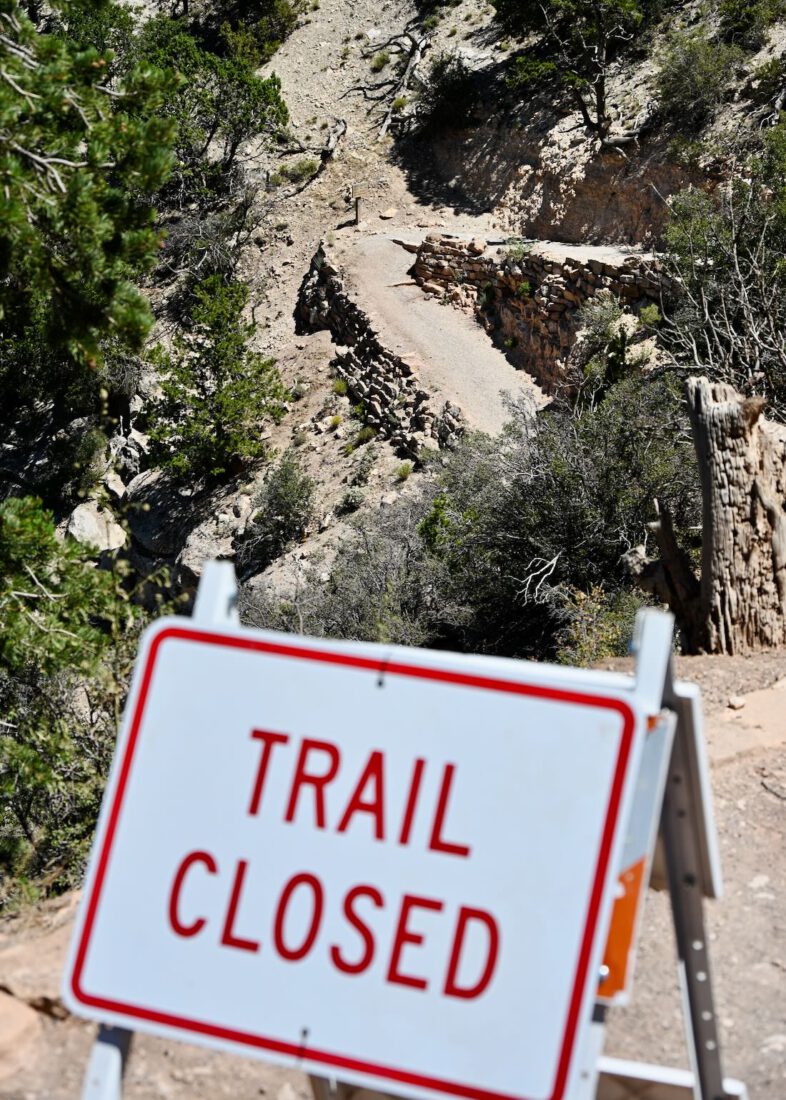 Trail Closed Schild vor Kaibab Trail beim Grand Canyon