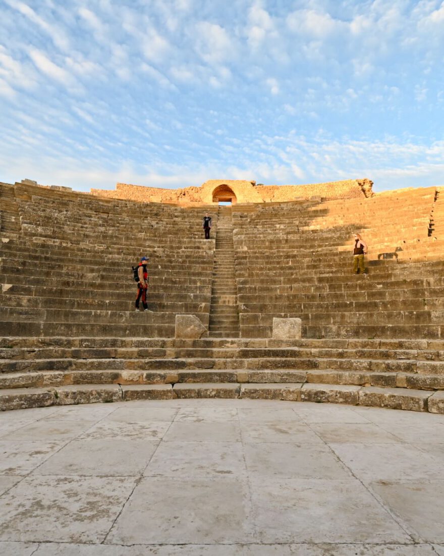 fravely in Dougga im Amphitheater