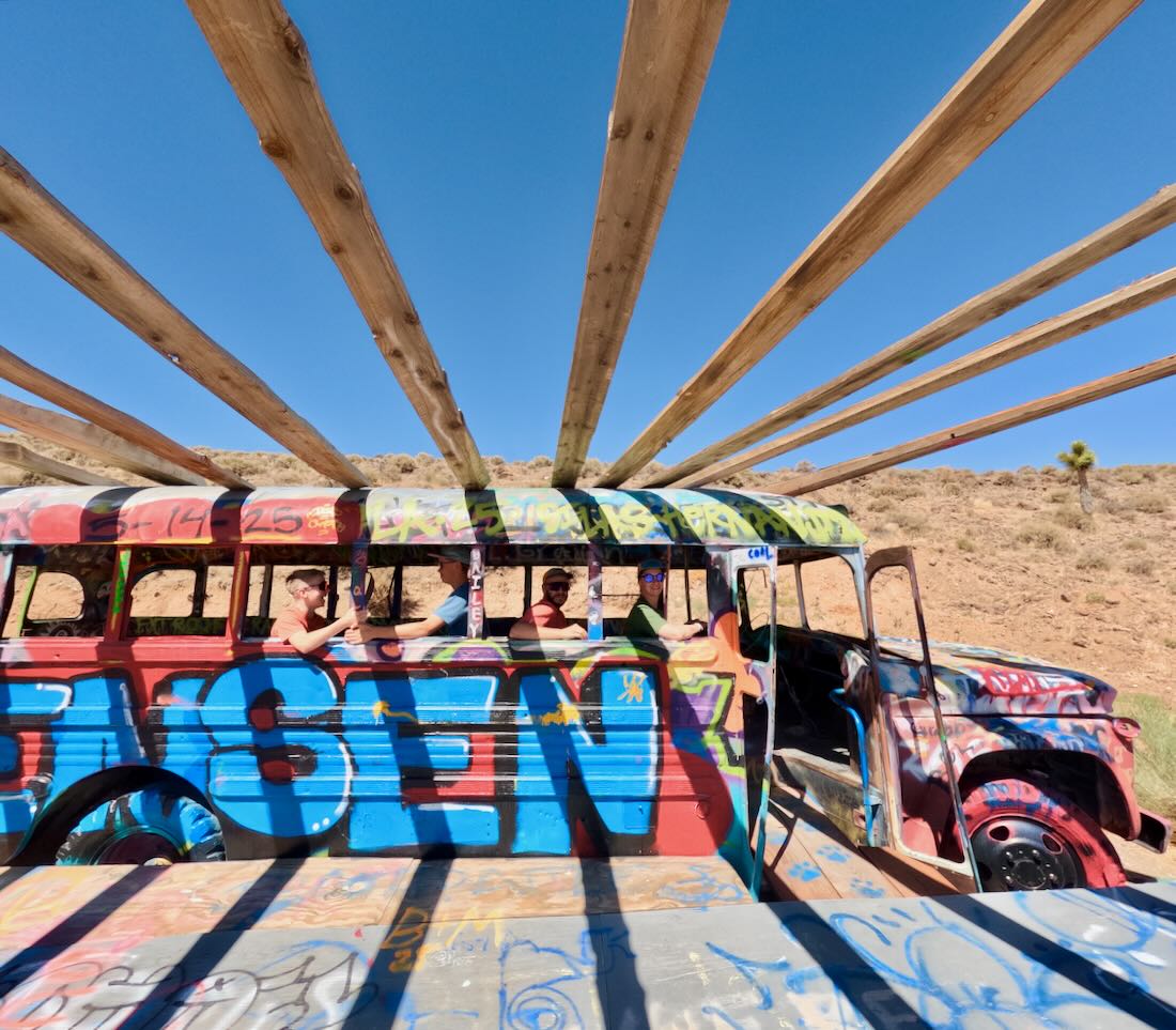 fravely in einem Bus vom International Car Forest of The Last Church