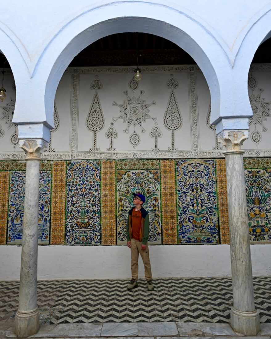 Ben in der Zawiya von Sidi Sahib der Moschee der Barber in Kairouan