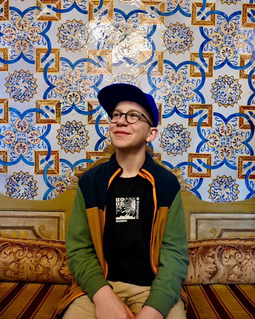 Ben vor einem schönen Mosaik in Tunis