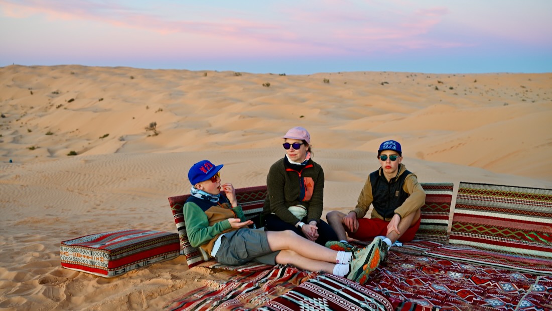 Chillen zum Sonnenuntergang in der Sahara
