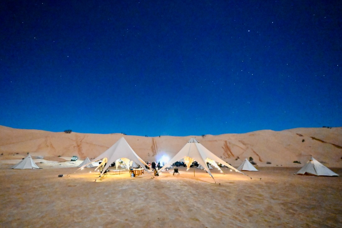 Das Bonheur Voyages Camp in der Nacht