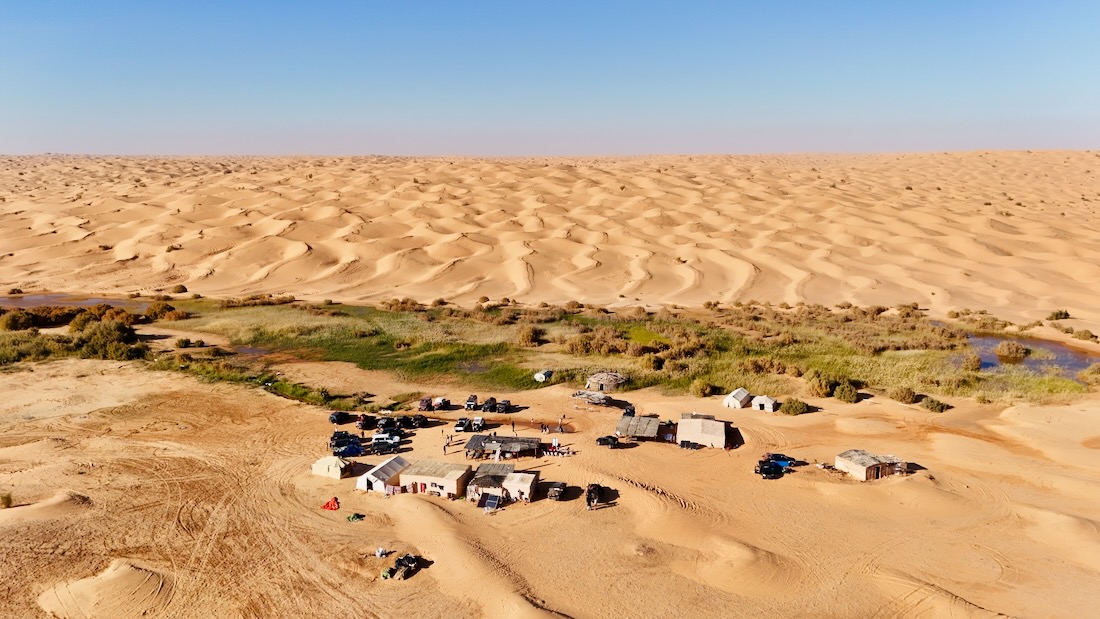 Der Lac Houidhat mitten in der Sahara in Tunesien
