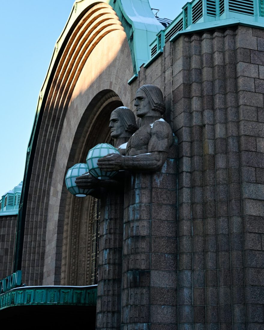 Die Männer Lyhdynkantajat am Bahnhof in Helsinki