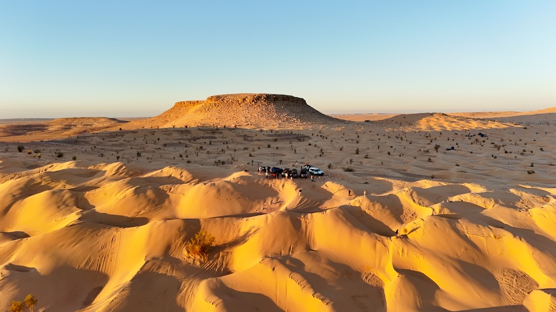 Die Reiseguppe von Bonheur Voyages in der Wüste vor dem Tembaine