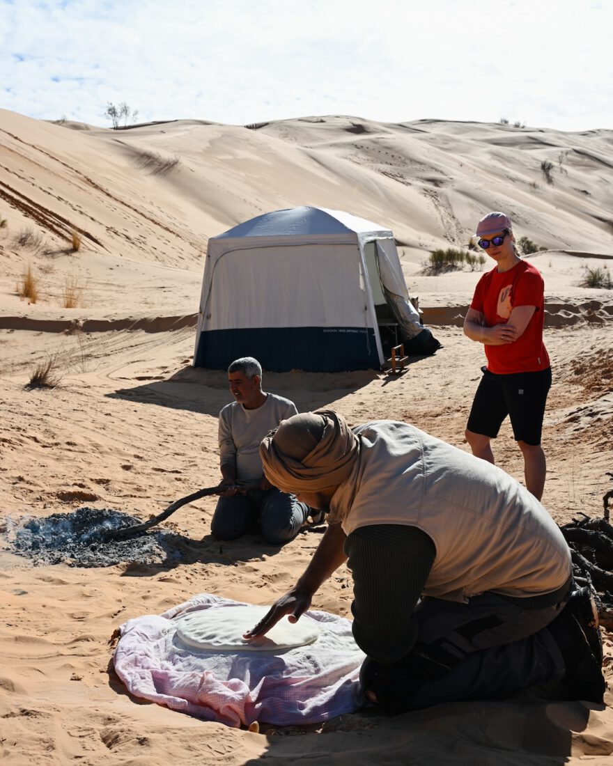 Es wird Wüstenbrot in der Sahara gebacken