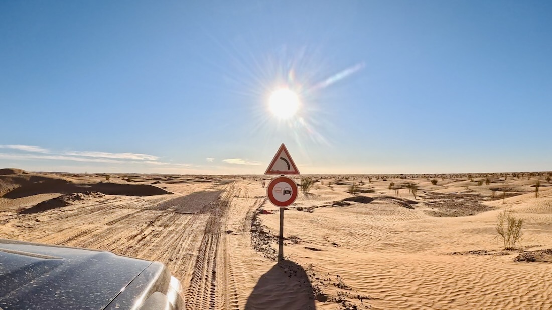 Fehrkerhsschild in der Wüste