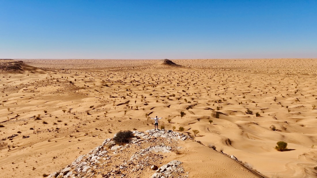 Flo in der Wüste auf einem kleinen Tafelberg
