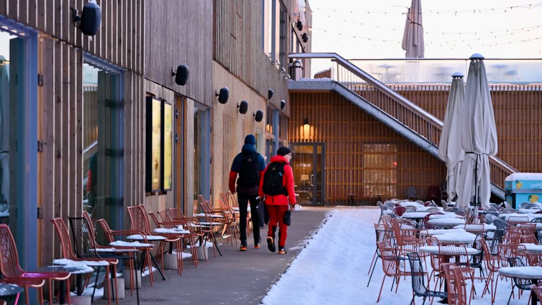 Flo und Ben auf Weg zum Allas Pool in Helsinki