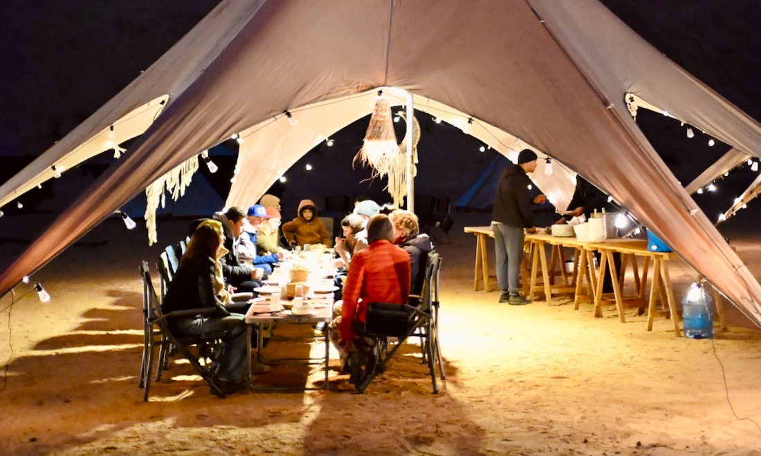 Gemeinsames Abendessen im Camp con Bonheur Voyages