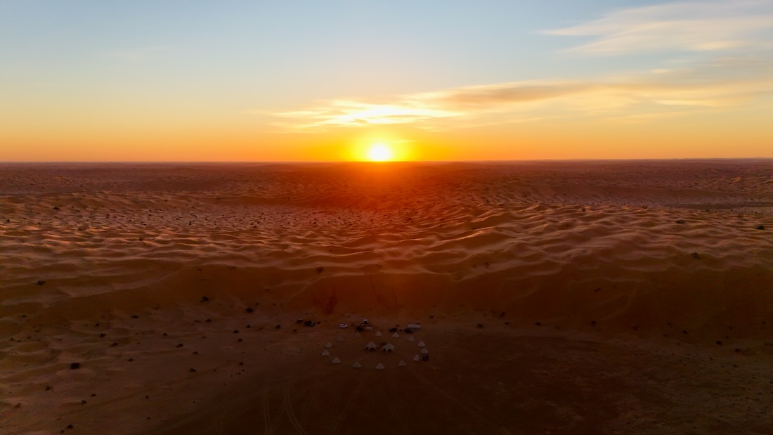 Sonnenaufgang am Wuestencamp von Bonheur Voyages am Lac Houidhat