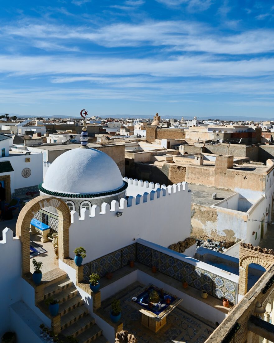 Über der Stadt Kairouan in Tunesien