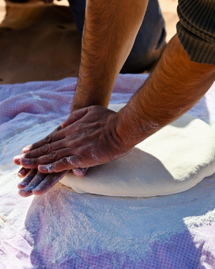 Wüstenbrot kneten