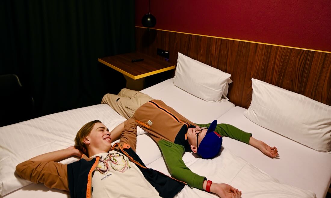 Zimmer des Meininger Hotel am Flughafen Frankfurt