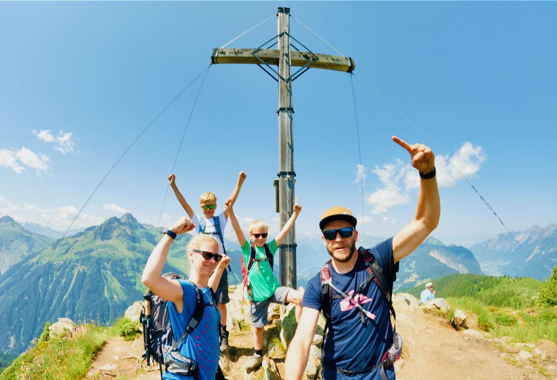 Am Gipfelkreuz vom Muttjöchle