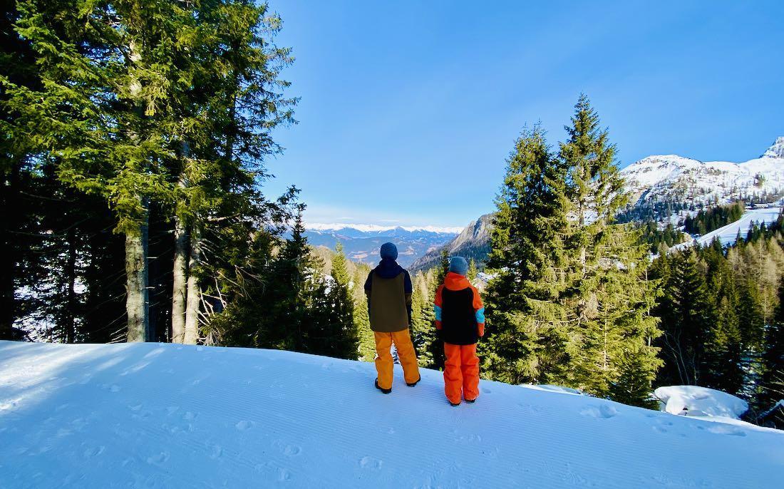 Flo und Ben genießen die Aussicht im Nassfeld
