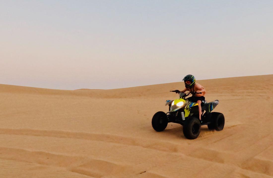Ben auf dem Quad in der Wüste