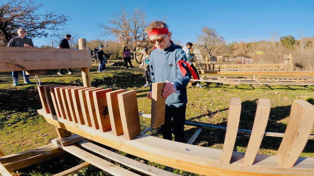 Ben mit viel Geschick beim Domino