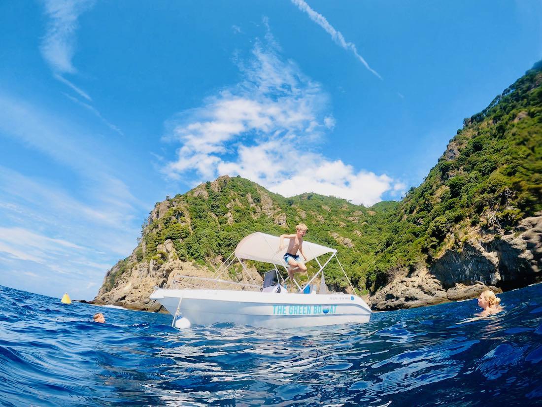 Ben springt vom Motorboot ins Mittelmeer