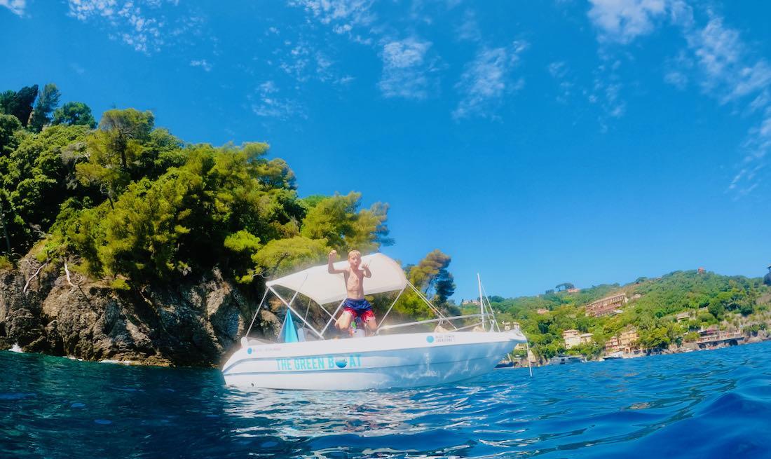 Ben springt vom Motorboot