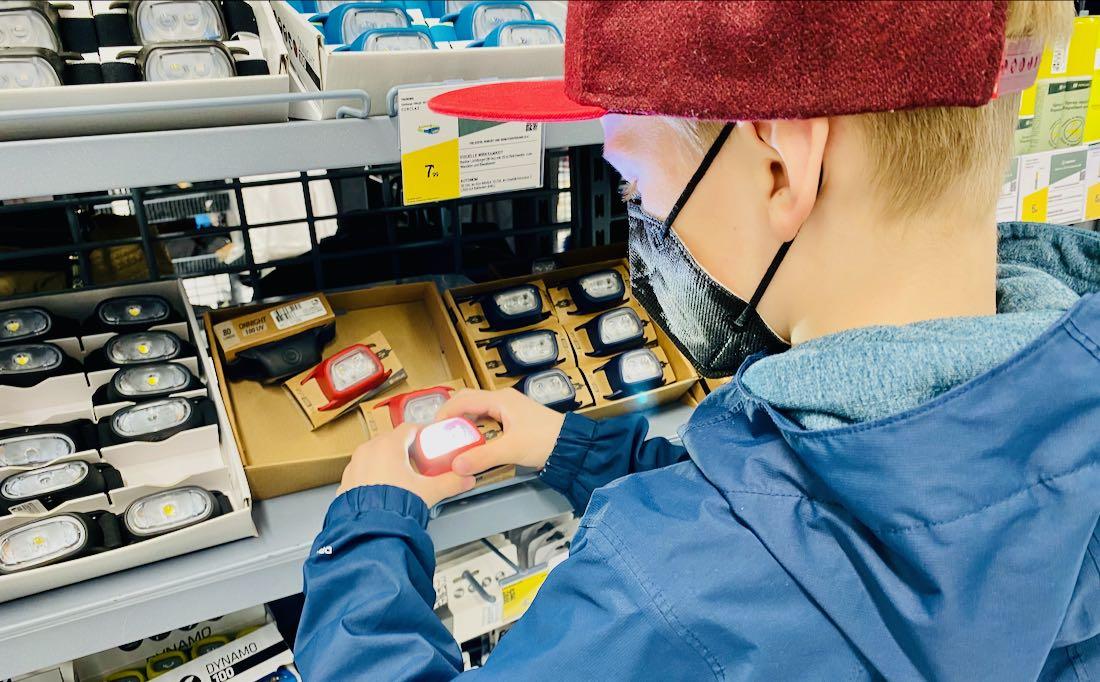 Ben testet die Stirnlampe