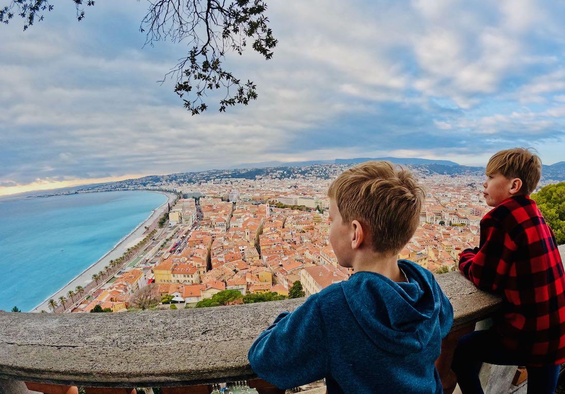 Ben und Flo blicken in Nizza auf das Meer