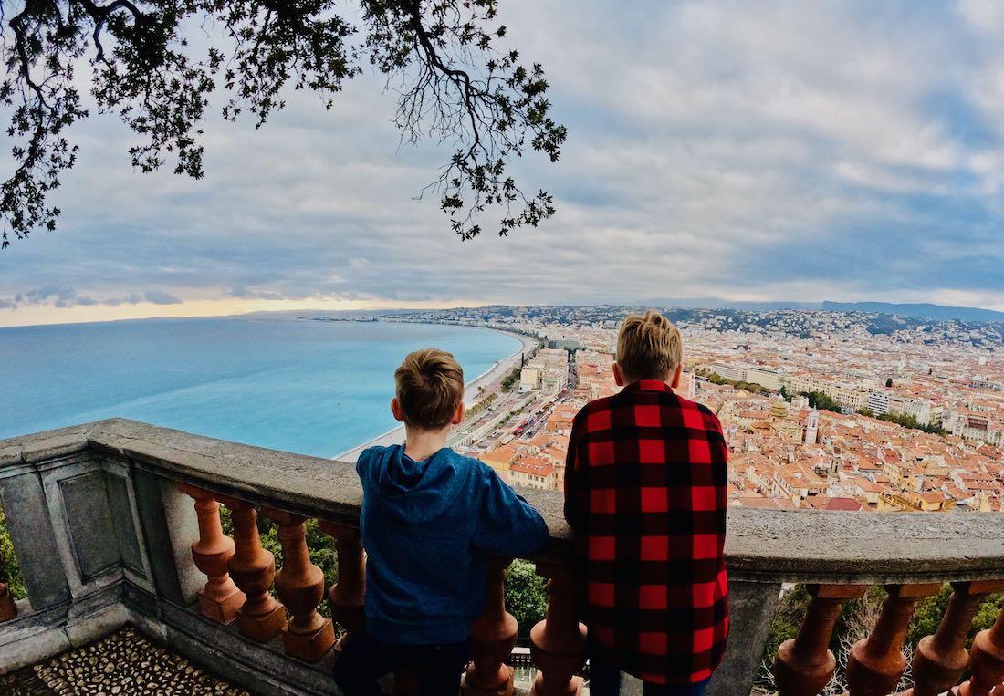 Ben und Flo schauen auf die Altstadt von Nizza