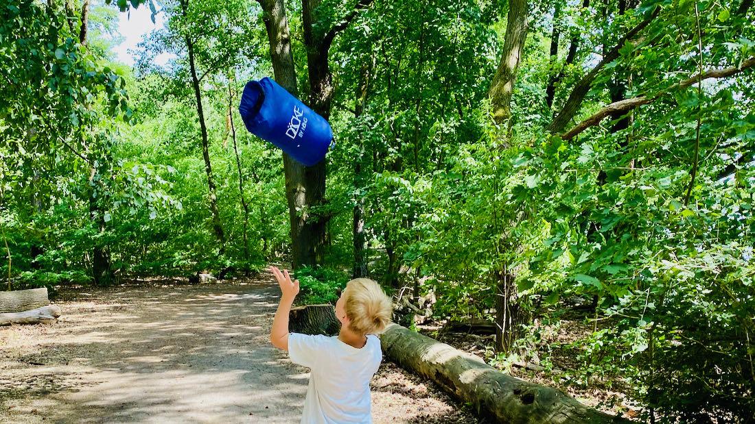 Ben wirft die DÄCKE