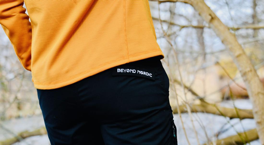 Beyond Nordic - Hose Schlaufe mit Schriftzug