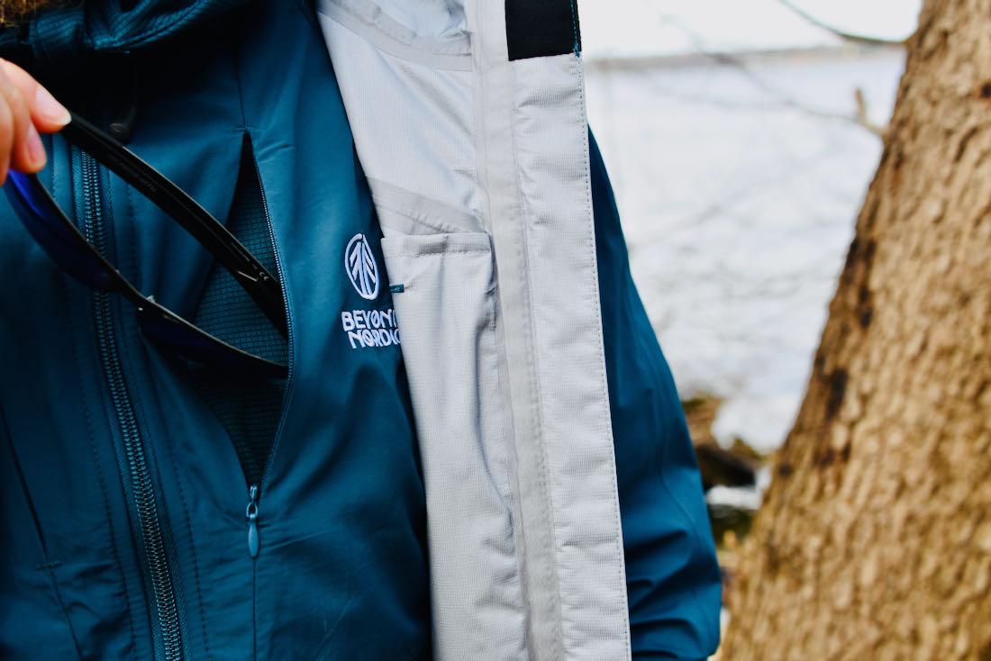 Beyond Nordic - Jacke Brille Tasche