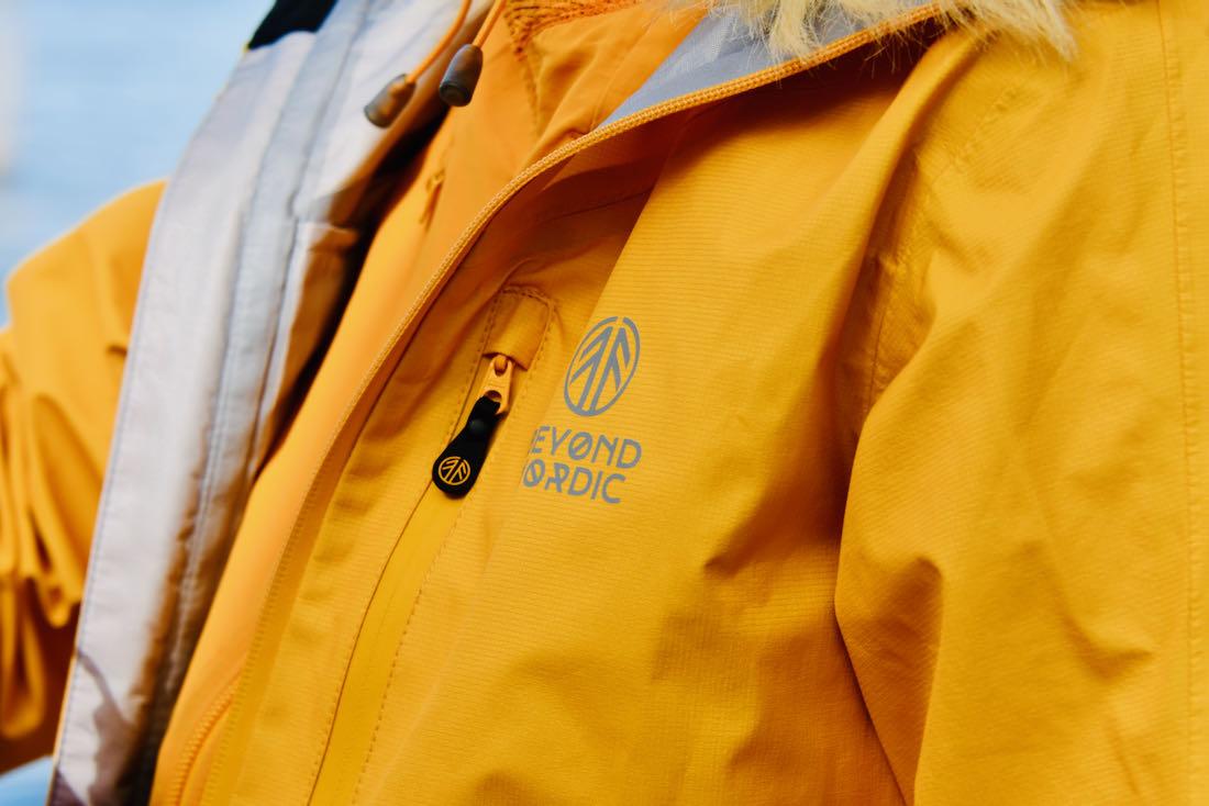 Beyond Nordic - Jacke gelb Logo